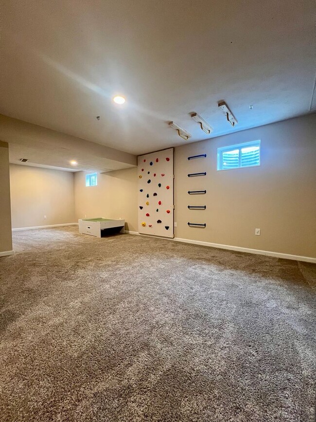 Building Photo - Beautiful 4 Bedroom Home in a Cul-De-Sac