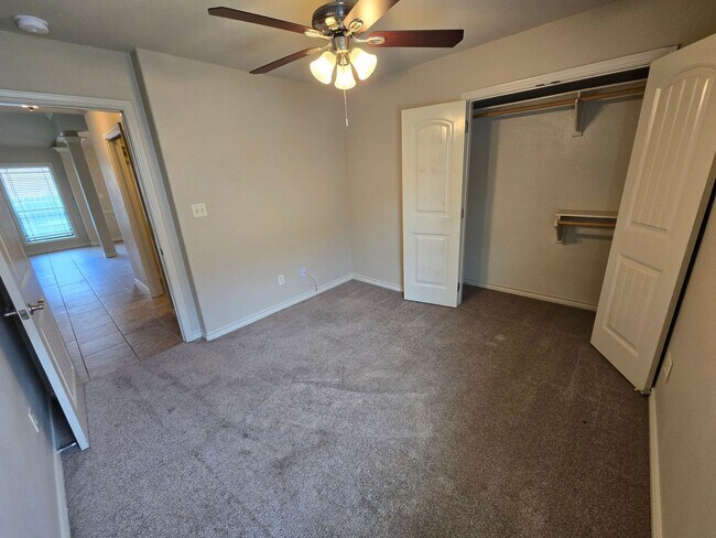 Building Photo - College Station - Large 4 bedrooms / 2.5 baths with garage and fenced yard!!