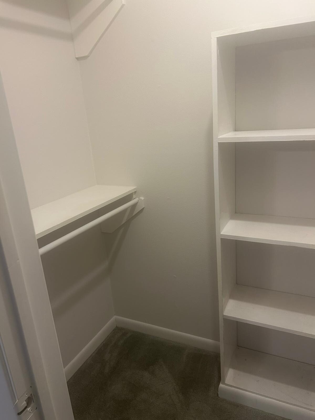 Walk-in Closets (2) - 916 Country Club Ln