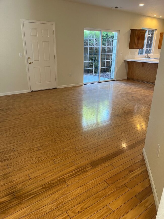 Building Photo - 3 bedroom 2.5 bath town home with large bonus living room and 2 car garage parking