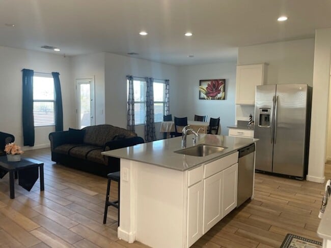 Building Photo - Large spacious 4 bedroom home located in cul de sac