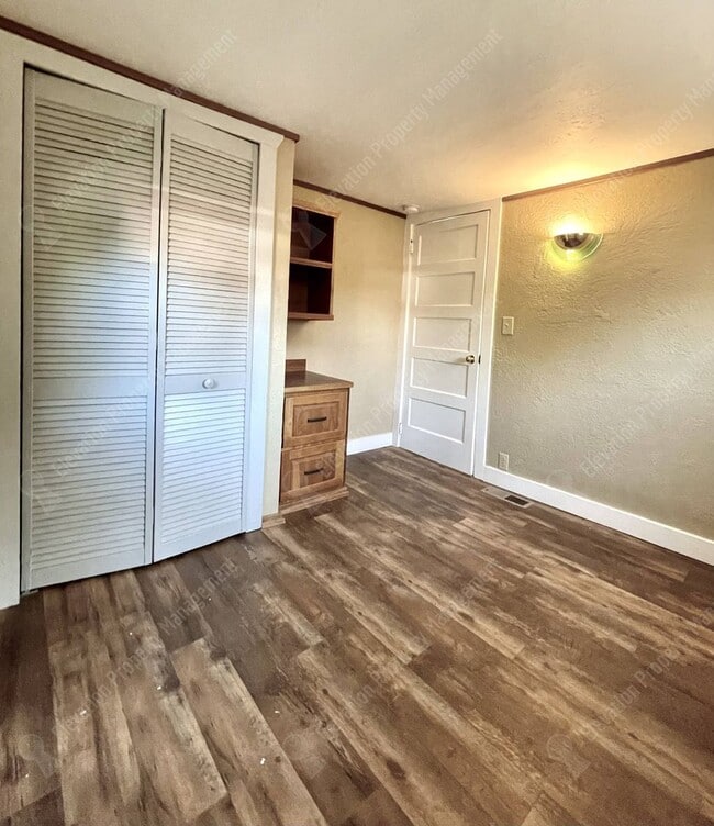 Building Photo - Super charming 2 BR cottage on the westsid...