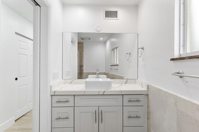 Building Photo - 808 NE 72nd St