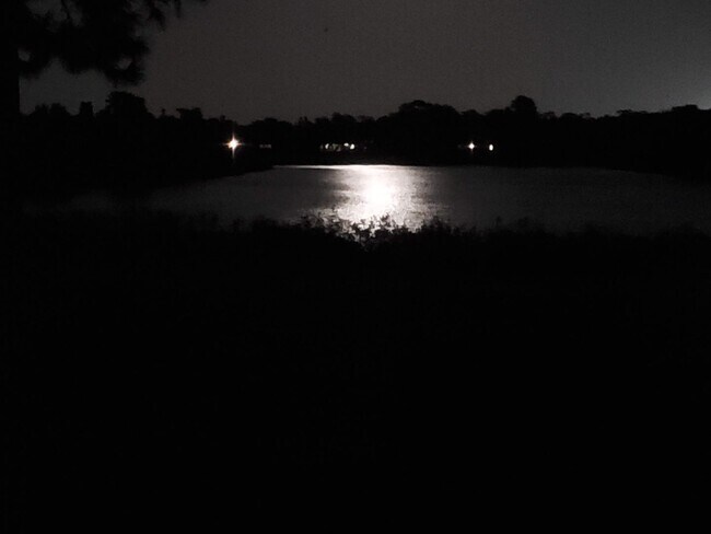 Building Photo - ANNUAL UNFURNISHED 2 bed 2 bath ground floor water front condo in Bradenton