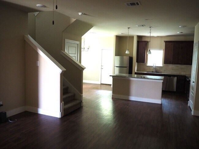 Building Photo - 4903 Villas Dr