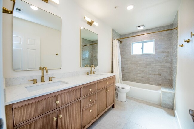 Building Photo - Eastside Costa Mesa Gem