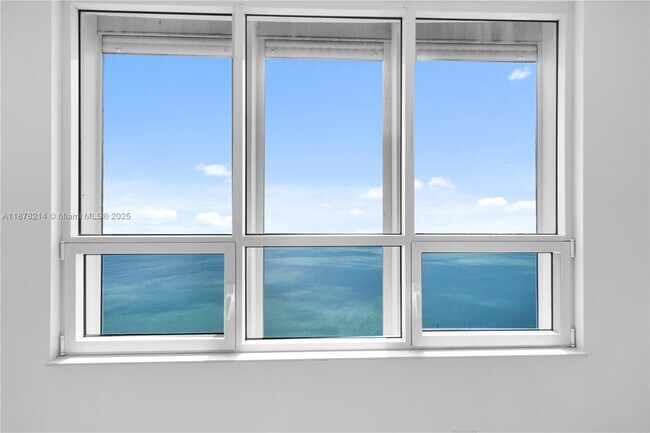 Building Photo - 808 Brickell Key Dr