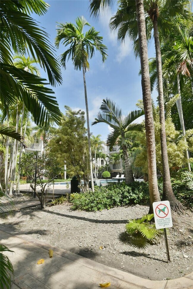 Building Photo - 6884 N Kendall Dr