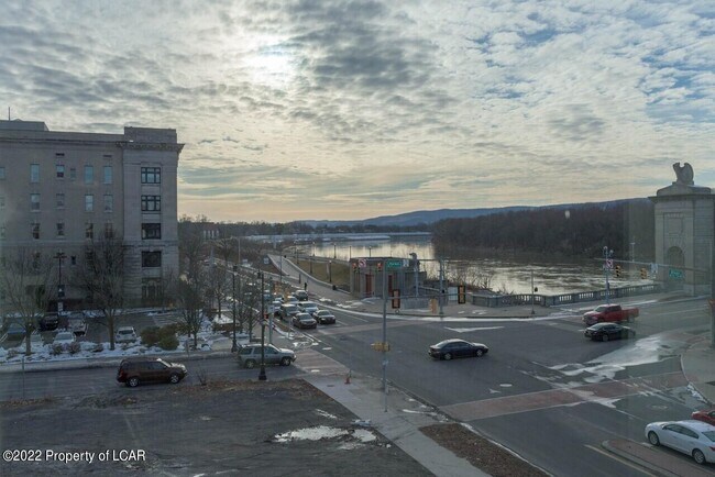 Building Photo - 19 N River St