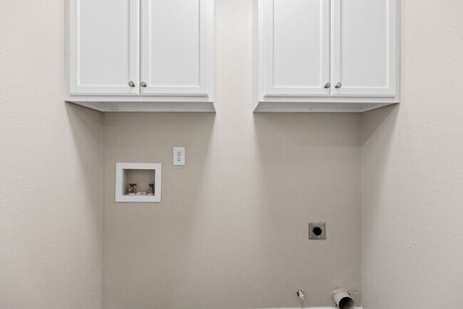 Building Photo - Fully Renovated 3 Bedroom Duplex in the heart of Broken Arrow