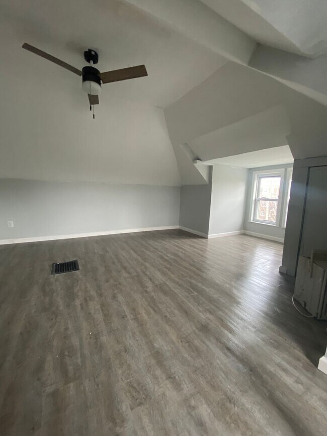 Building Photo - 1510 Indianola Ave