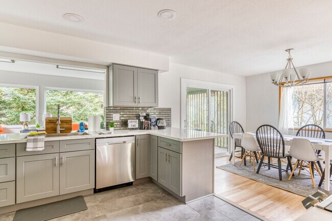 Building Photo - 3201 SW Sherwood Pl