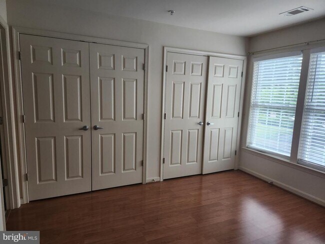 Building Photo - 1234 Oakwood Dr
