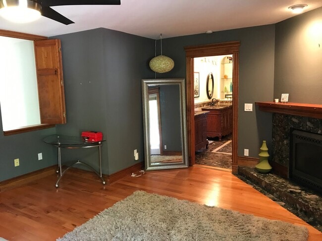 Building Photo - Updated 3 Bed 2 Bath Victorian Style Townhome