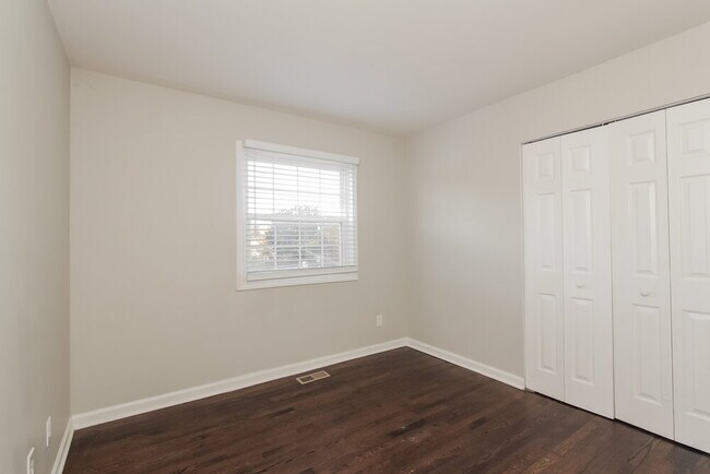 Building Photo - 528 W Arrowood Rd