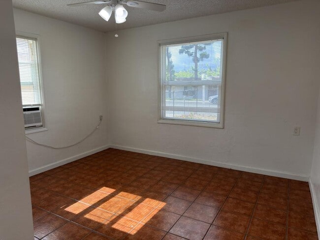 Building Photo - 986 Merritt Dr
