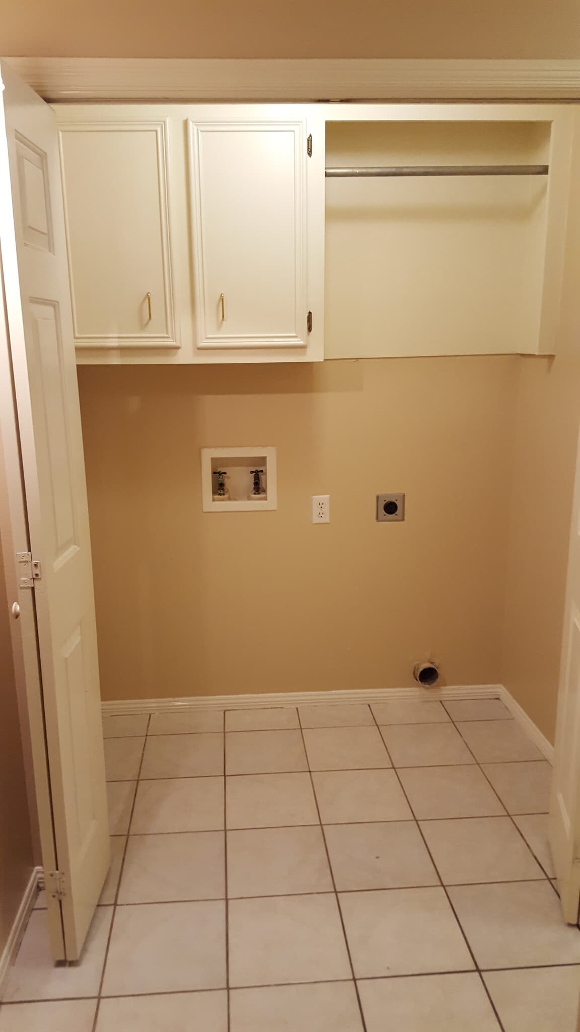 Washer + Dryer hookup - 6800 N 8th St