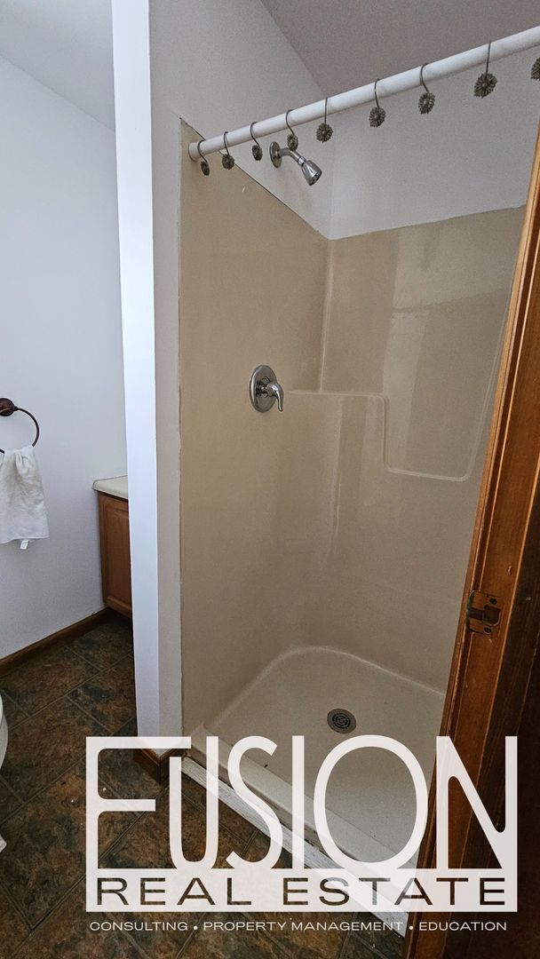 Building Photo - ONE Private Room with ALL Utilities Included in Prime Burlington Location