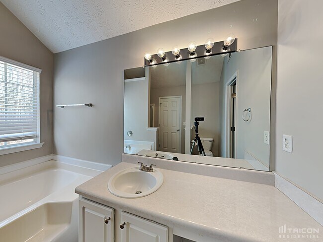 Building Photo - 4411 Gladewood Run