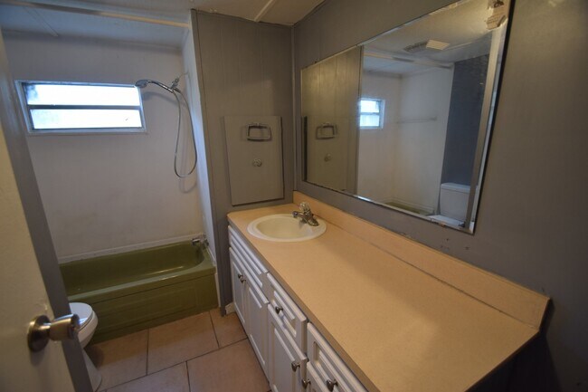 Building Photo - 2BR, 1BA Mobile Home with screened patio