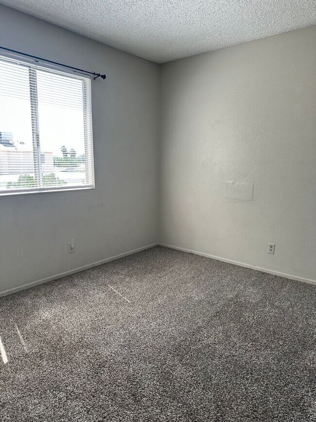 Building Photo - Three bedroom townhome with 2 car garage a...