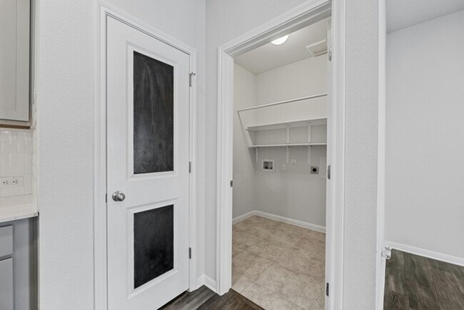 Building Photo - 8128 Daisy Cutter Crossing