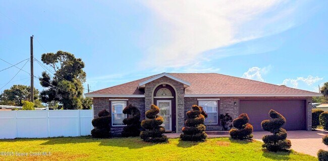 Building Photo - 2075 4th Ave SW