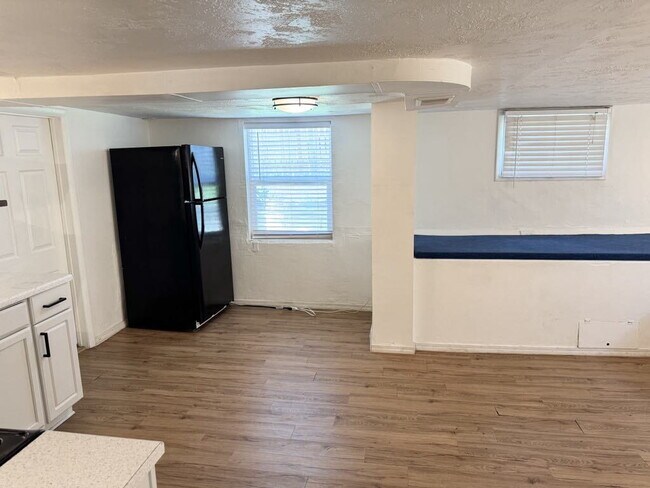 Building Photo - "Charming 2-Bed Apartment with ALL UTILITI...