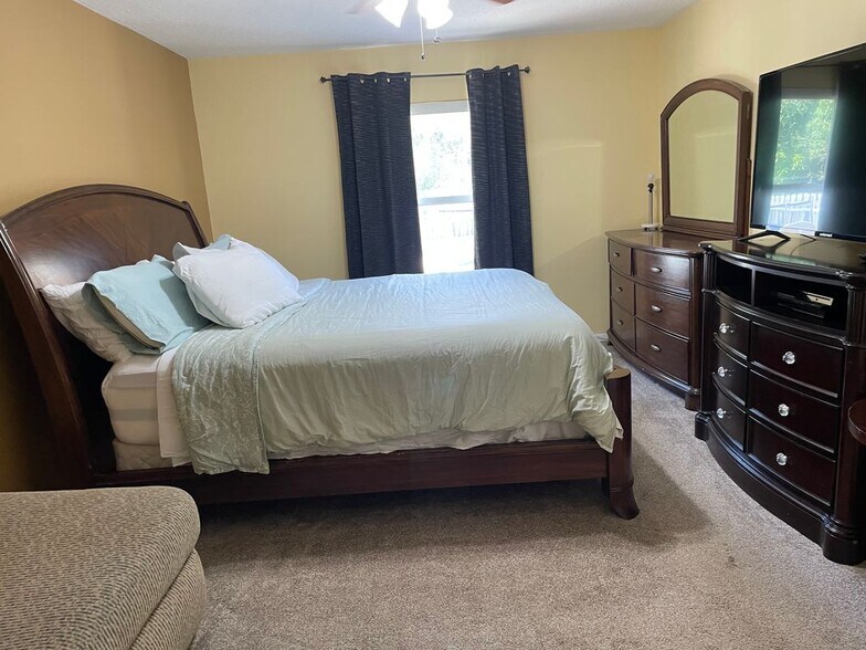 Building Photo - 562 SE Walters Terrace