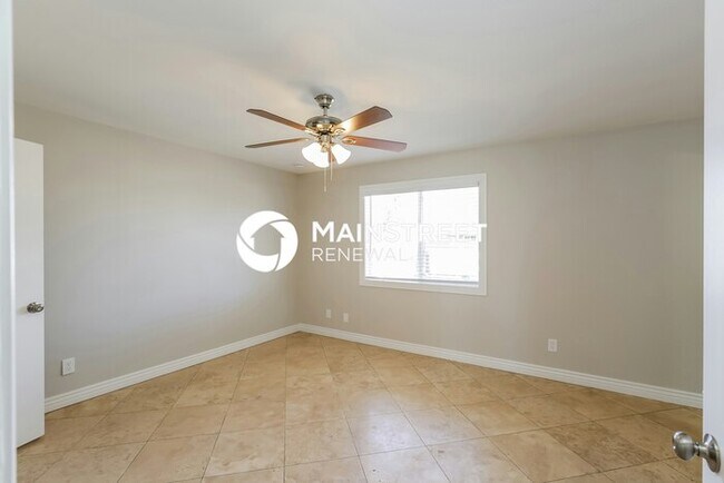 Building Photo - 4 Bedroom Pet-Friendly Home in Phoenix, AZ...
