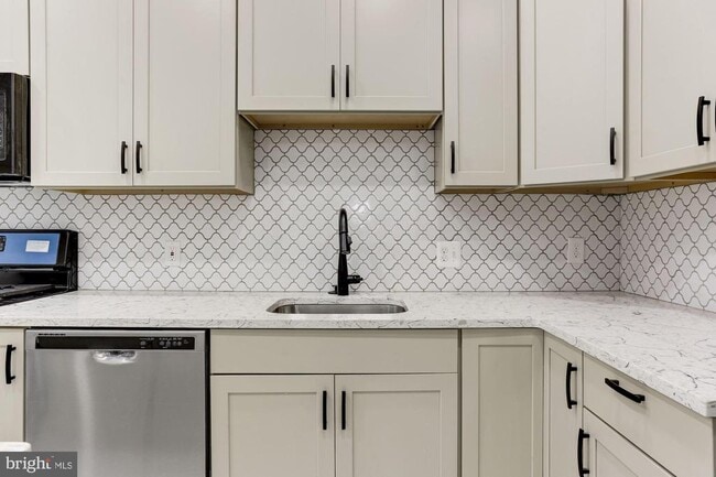 Building Photo - 638 G St NE