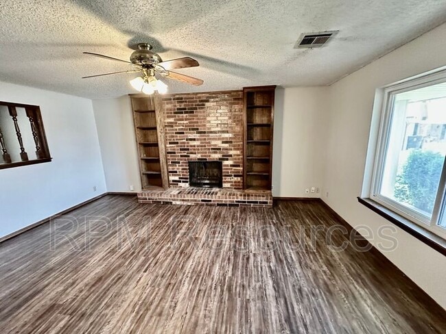 Building Photo - 1000 Juno Cir