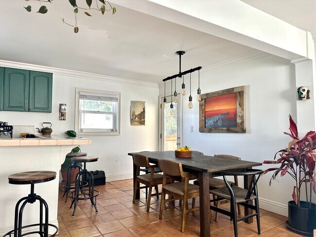 2Bedroom/2Bath - Option for Fully Furnished or Unfurnished - 33 S Venice Blvd