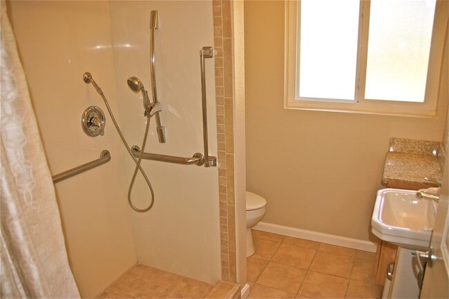 Building Photo - 2323 Peachtree Ln