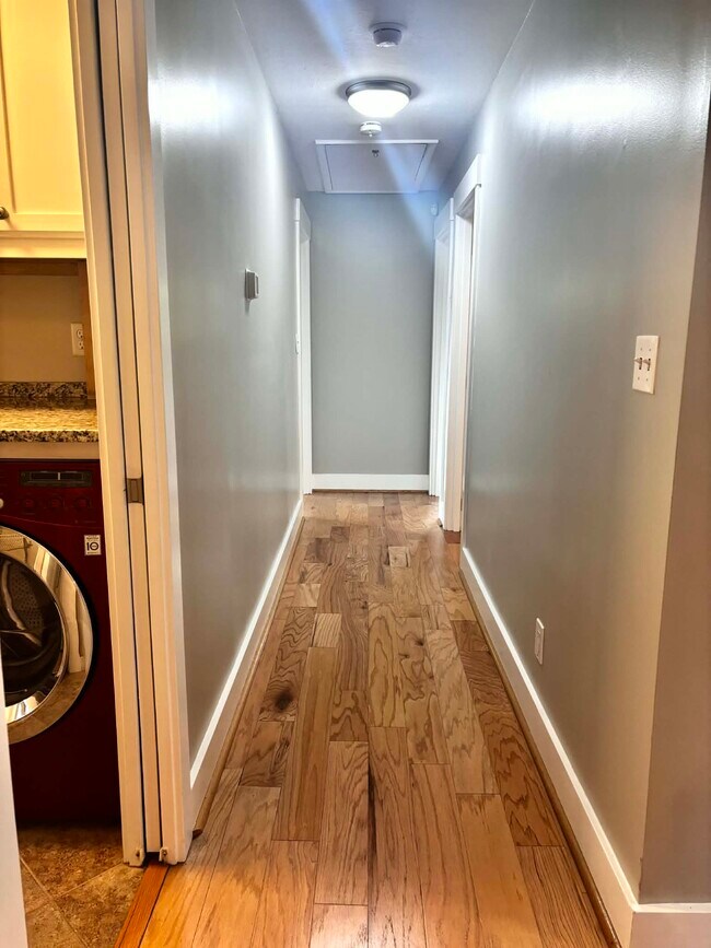 Building Photo - 339 Thole St