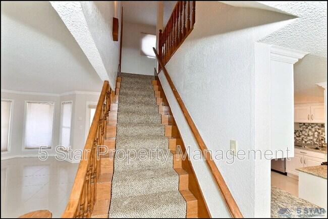Building Photo - 529 Castlerock Ln