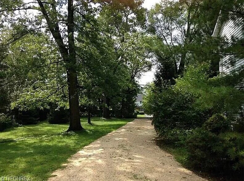 Building Photo - 22325 Fairmount Blvd