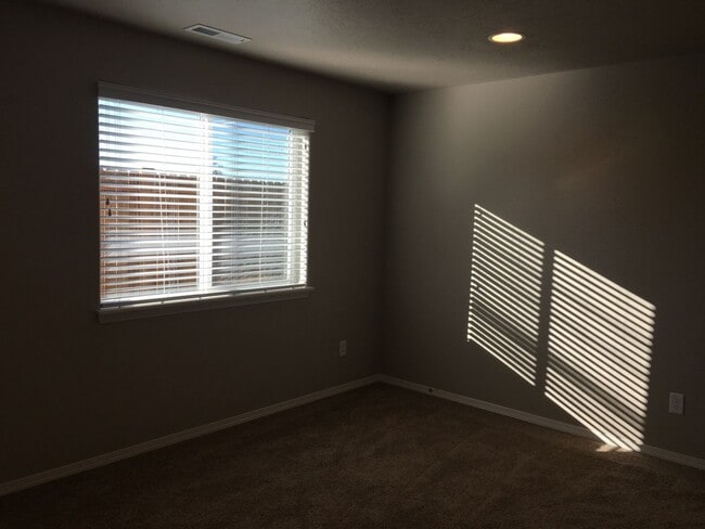 Building Photo - 3 Bedroom / 2 Bathroom Cottage in Redmond ...