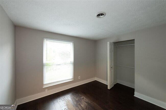Building Photo - 1135 Worthington Hills Dr