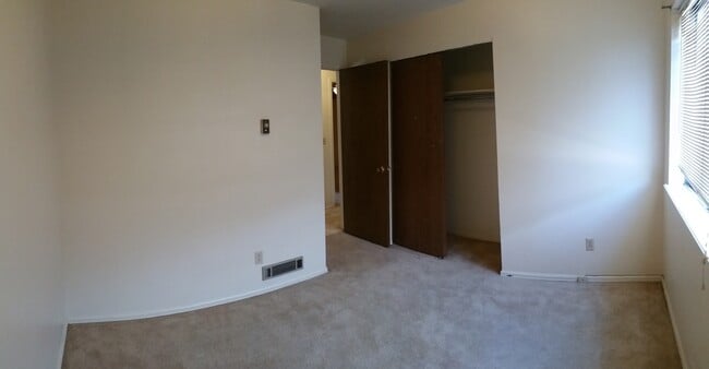 Building Photo - 3 Bed, 1 Bath Home on Corner Lot with Nice...