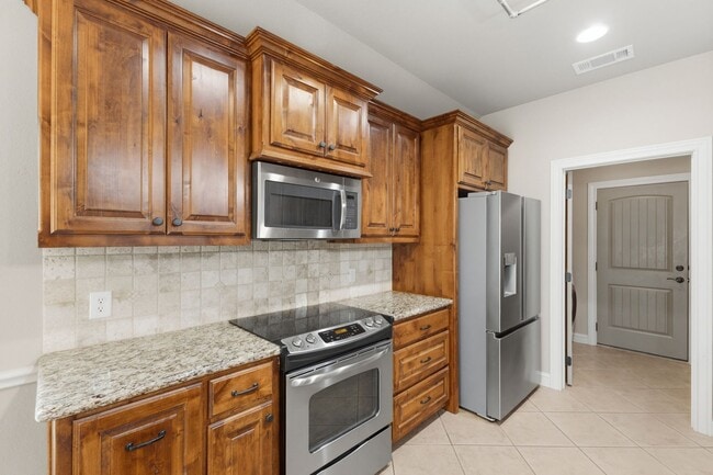 Building Photo - Spacious 3 Bed, 2 Bath House in Edelweiss Gartens Available Now!