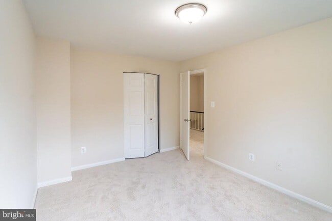 Building Photo - 2055 Pilgrim Dr