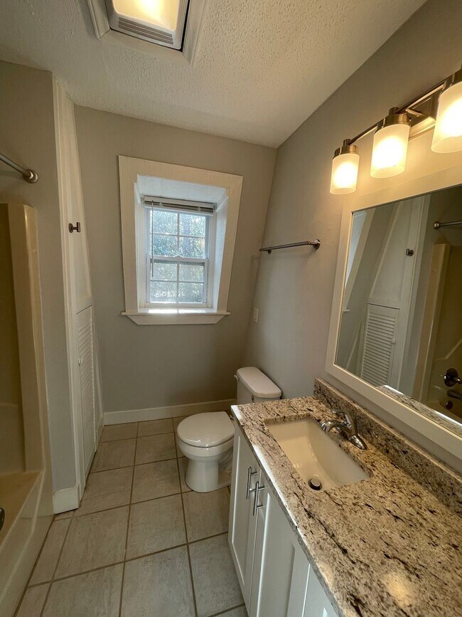 Building Photo - Fairview Rental!