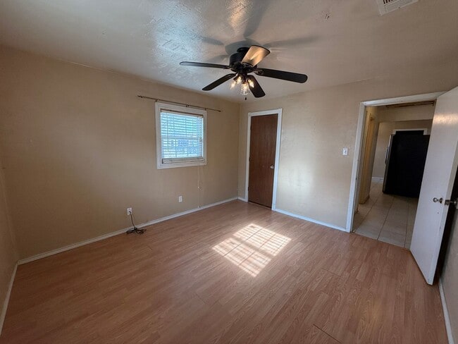 Building Photo - 2bed/ 1bath convenient  to CAFB