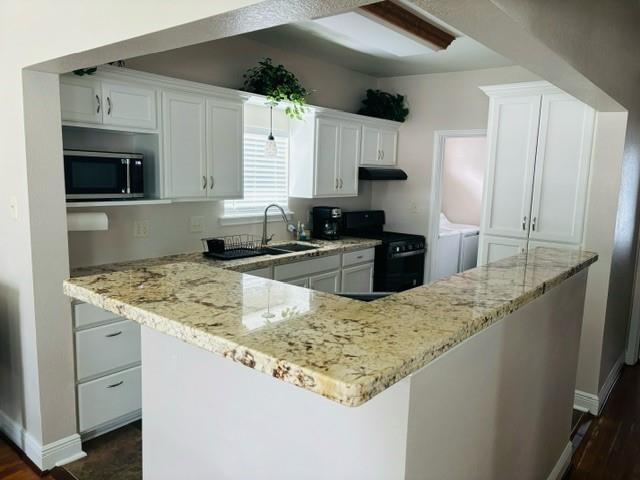 Breakfast nook with plenty of counter space. - 405 Winnie St