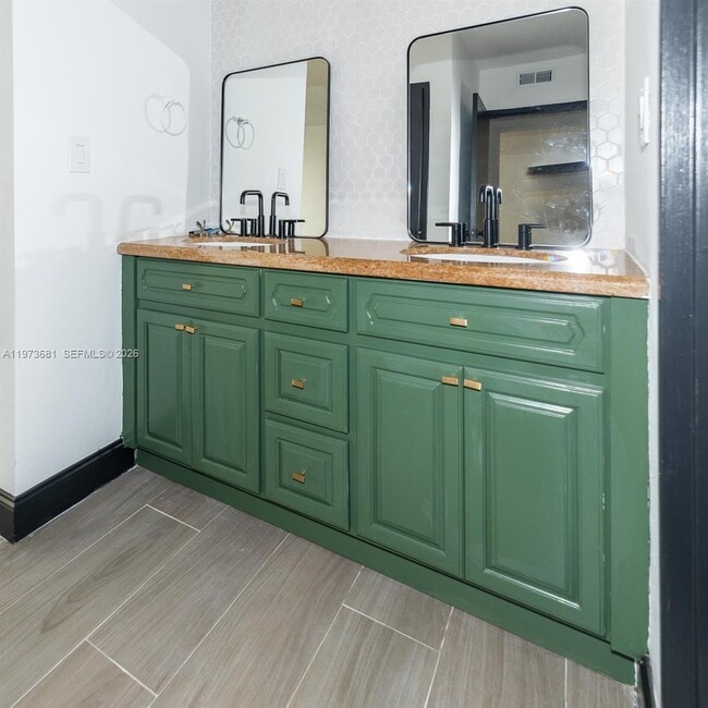 Building Photo - 9225 Collins Ave