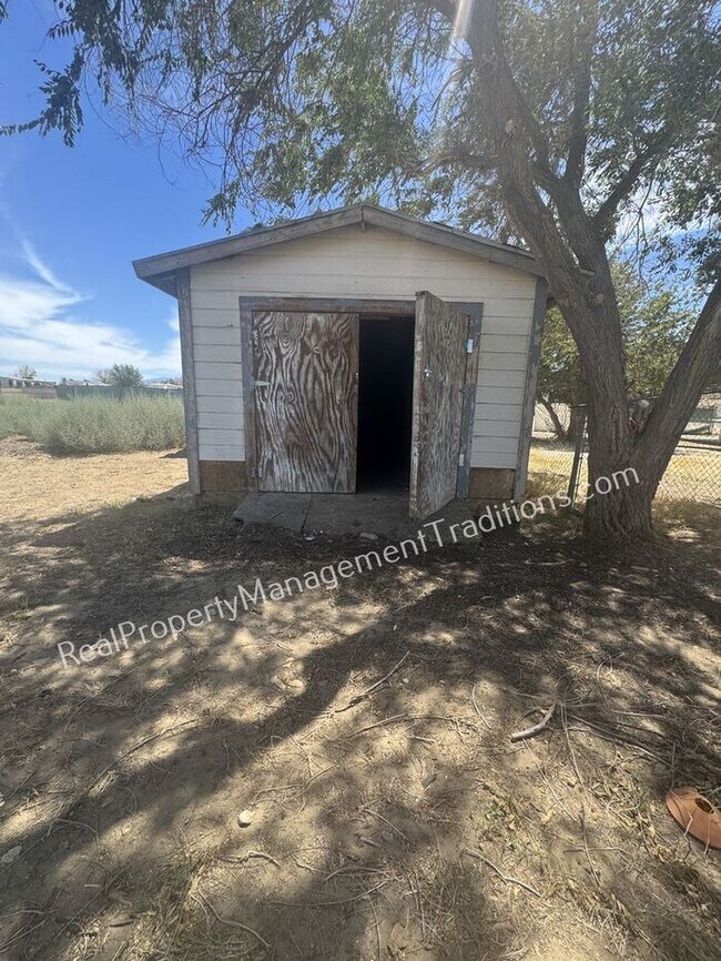 Building Photo - Large Lot 4 + 2 in Lake Los Angeles
