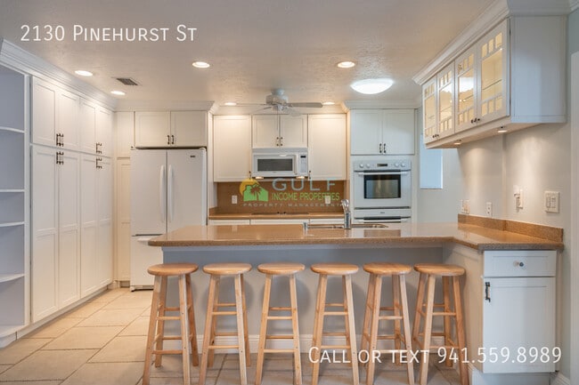 Building Photo - 2130 Pinehurst St