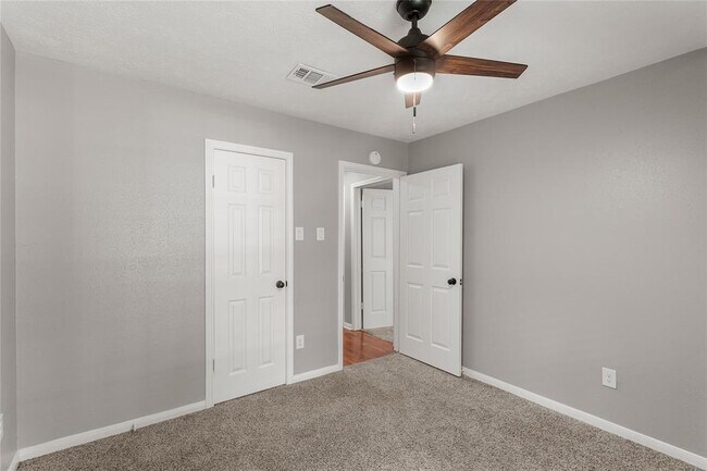 Building Photo - 8402 Pine Shores Dr