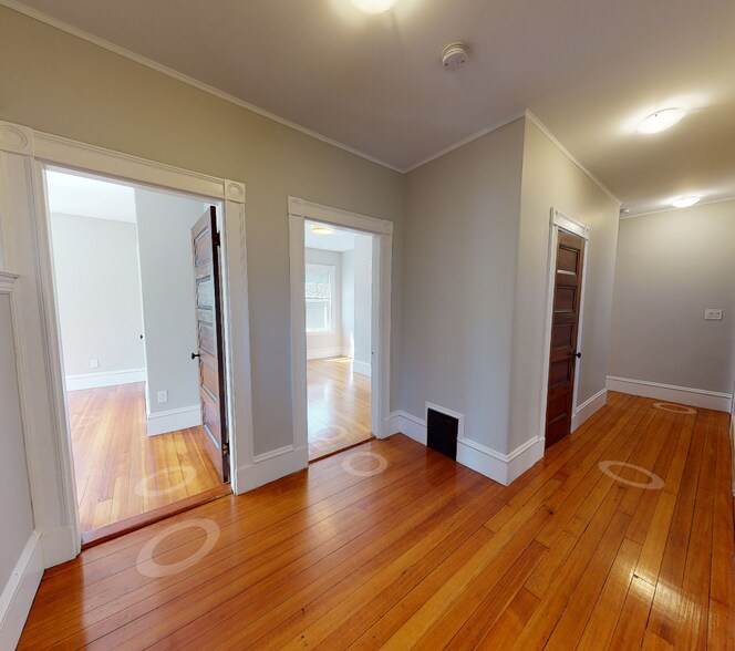 Building Photo - 107 Oxford St